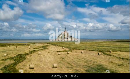 Panorama Drohnenansicht des berühmten Mont Saint Michel Saint Michaels Berg in der Bretagne Frankreich Stockfoto