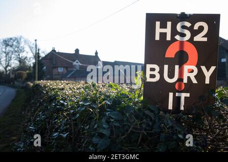 Great Missenden, Großbritannien. 28th. Februar 2021. Ein Anti-HS2-Schild ist vor einer Farm in den Chilterns abgebildet. Anwohner und Umweltaktivisten zeigen weiterhin ihre Opposition gegen die Zerstörung von uralten Wäldern, Bäumen und Hecken in den Chilterns, einem Gebiet von außergewöhnlicher natürlicher Schönheit. Kredit: Mark Kerrison/Alamy Live Nachrichten Stockfoto