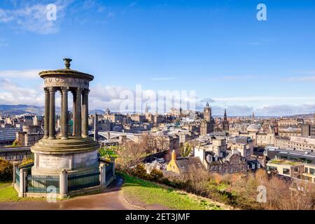 Blick vom Calton Hill auf das Zentrum von Edinburgh, mit dem Dugald Stewart Denkmal im Vordergrund. Stockfoto