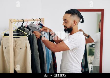 Mann, die Auswahl, was zu tragen Stockfoto