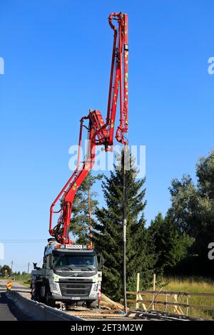 Putzmeister LKW montiert Betonpumpe von Swerock auf der Baustelle auf einer Brücke über Paimionjoki Fluss. Straße 224, Marttila, Finnland. 21. August 2020. Stockfoto