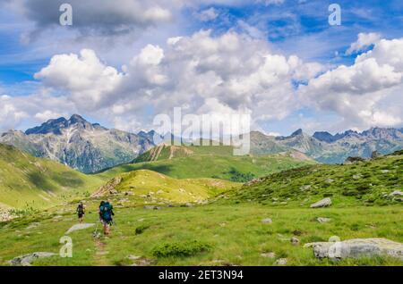 Wanderer mit großen Rucksäcken auf mehrtägige Tour in Lagorai Berge Stockfoto