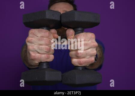 Der Mann trainiert im blauen Hintergrund Stockfoto