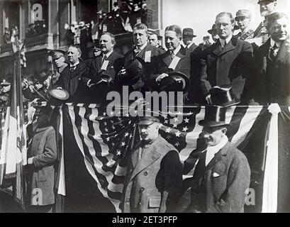 Das antike Foto von 1914 zeigt den stellvertretenden Marinesekretär Franklin Delano Roosevelt (mittlere Reihe, zweiter von rechts) am 30. Juni 1914 bei einem patriotischen Ereignis. QUELLE: GLASSCHIEBER Stockfoto