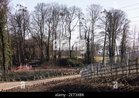 Wendover, Großbritannien. 28th. Februar 2021. HS2 Sicherheitskräfte bewachen ein Waldgebiet neben der kleinen Dean Lane, die derzeit für die Hochgeschwindigkeitsstrecke HS2 freigegeben wird. Anti-HS2-Aktivisten besetzen weiterhin das Wendover Active Resistance Camp auf der gegenüberliegenden Seite der Bahnlinie vom Wald aus. Kredit: Mark Kerrison/Alamy Live Nachrichten Stockfoto