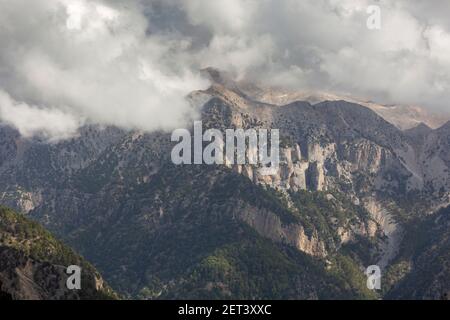 Dramatische Wolken über einer bergigen Landschaft, vom Ausgangspunkt der Samaria-Schlucht aus gesehen, Kreta, Griechenland Stockfoto
