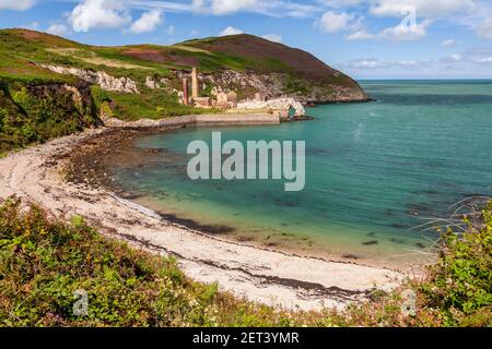 Verlassene Ziegelarbeiten in Porth Wen, Anglesey, Nordwales Küste Stockfoto