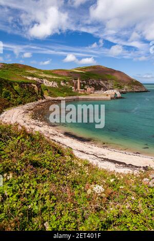 Verlassene Ziegelarbeiten in Porth Wen, Anglesey, Nordwales Küste Stockfoto