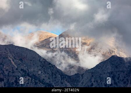 Die sich trennenden Wolken zeigen eine bergige Aussicht vom Ausgangspunkt der Samaria-Schlucht, Kreta, Griechenland Stockfoto