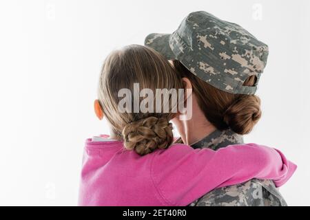 Rückansicht des Kindes umarmenden Soldaten isoliert auf weiß Stockfoto