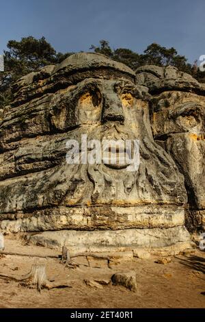 Zwei riesige Köpfe von Teufeln in Sandsteinfelsen geschnitzt, jeder ist etwa 9m hoch.Devils Köpfe von Vaclav Levy in der Nähe von Libechov, Tschechische republik erstellt.Cliff Stockfoto