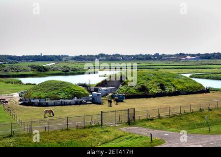 Bauernhaus in einem alten deutschen Bunker Dike und Strand Nordsee in der Nähe von lange Jaap -Tall Jacob aktiven Leuchtturm in der Nähe von Fort Kijkduin in Huisduinen bei Den Helder. Niederlande, Holland, Niederlande. Stockfoto