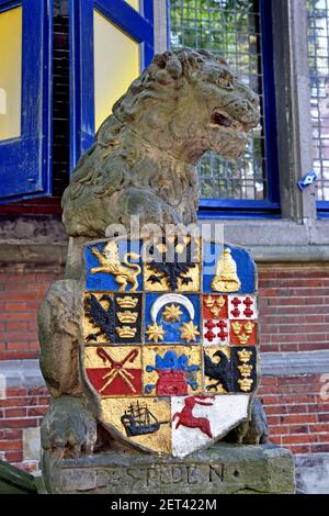 Löwenskulptur mit den Wappen der 11 friesischen Städte. Treppenhaus Ornament, 16th Jahrhundert ehemalige Kanzlei in Leeuwarden Niederlande, Niederländisch, Friesland Stockfoto