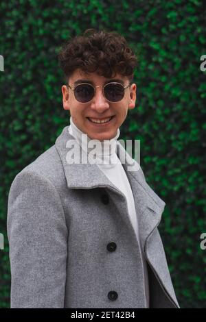 Junger Geschäftsmann zu Fuß in der Stadt. Mit Sonnenbrille. Stockfoto