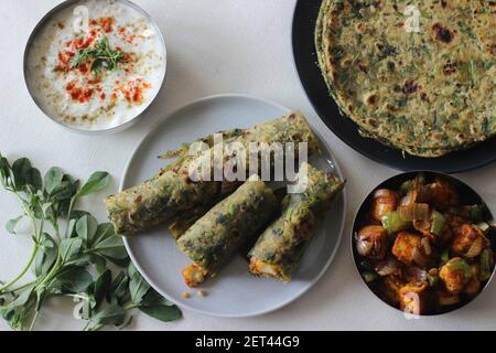 Vollkorn Methi thepla Rollen mit paneer Paprika Füllung und eine Schüssel Masala Quark. Ein gesundes, würziger, schmackhafter Fladenbrot aus Vollkorn, s Stockfoto