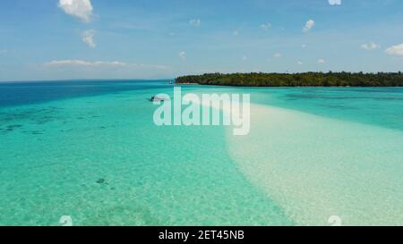 Tropische Landschaft mit einem schönen Strand im blauen Wasser und einer Insel mit Korallenriff und Atoll. Mansalangan Sandbank, Balabac, Palawan, Philippinen. Sommer- und Reiseurlaubskonzept Stockfoto