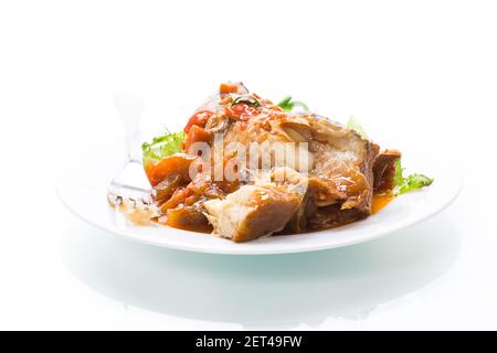 Ganze Fischhake mit Karotten, Rüben, Paprika und anderem Gemüse geschmort. Stockfoto