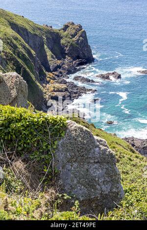 Die wunderschöne zerklüftete Südküste von Guernsey, Kanalinseln UK - La Bette Bay von nahe Icart aus gesehen Stockfoto