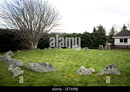 Ein alter Steinkreis, noch teilweise begraben, in den Vororten der schottischen Stadt Aviemore Stockfoto