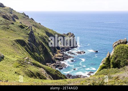 Die wunderschöne zerklüftete Südküste von Guernsey, Kanalinseln UK - La Bette Bay von nahe Icart aus gesehen Stockfoto