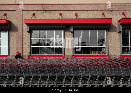 Costco-Arbeiter, die vor dem Laden in Brooklyn Pause machen NEW YORK CITY Stockfoto