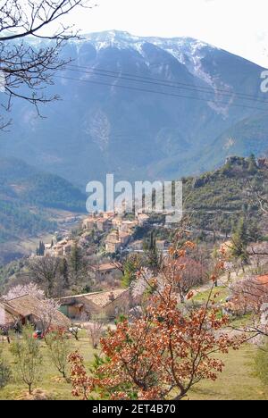 Bergdorf mit Blick auf den Mont Ventoux Stockfoto