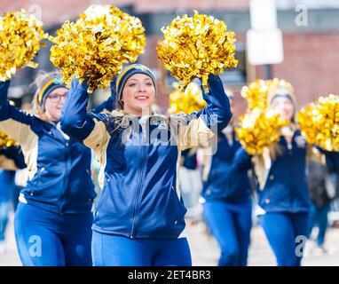 Cheerleaders mit der Ringold High School Marching Band bei der South Boston Saint Patrick's Day Parade 2019. Stockfoto