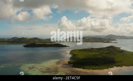 Tropische Insel mit Wald umgeben von einem Atoll und einem Korallenriff. Bucas grande, Philippinen. Sommer- und Reiseurlaubskonzept. Stockfoto