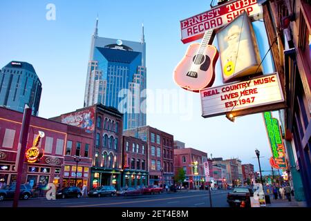 Der AT&T Aufbau Türme über den historischen Bars und Larkin entlang lower Broadway in Nashville Tennessee USA Stockfoto