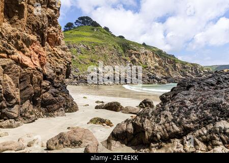 Felsformationen in Petit bot Bay an der wunderschönen zerklüfteten Südküste von Guernsey, Channel Islands UK Stockfoto