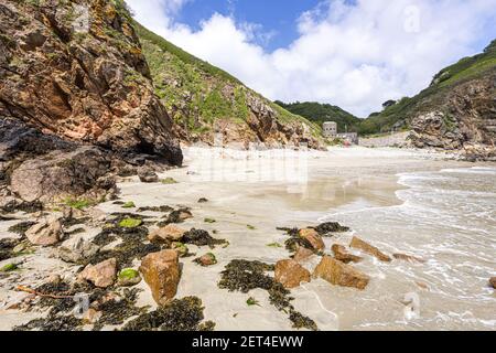 Felsformationen in Petit bot Bay an der wunderschönen zerklüfteten Südküste von Guernsey, Channel Islands UK Stockfoto