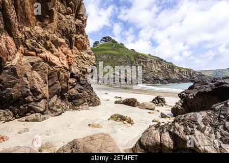 Felsformationen in Petit bot Bay an der wunderschönen zerklüfteten Südküste von Guernsey, Channel Islands UK Stockfoto