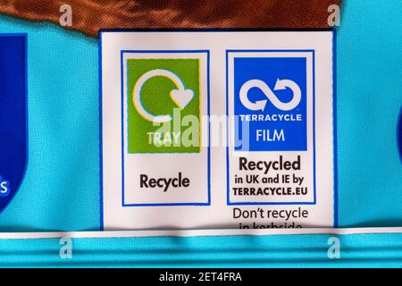 Recycling-Informationen für Terracycle Film und Tray Symbole auf der Packung Von McVities Bunny Eier-Plorers Schokoladenkuchen Bars Stockfoto