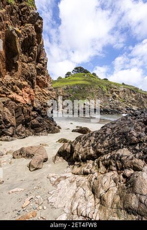 Felsformationen in Petit bot Bay an der wunderschönen zerklüfteten Südküste von Guernsey, Channel Islands UK Stockfoto