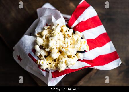 Ansicht von oben auf eine Schüssel Popcorn mit Independence Day Servietten Stockfoto