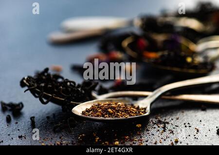 Vintage Löffel mit einer Vielzahl von Teeblättern Stockfoto