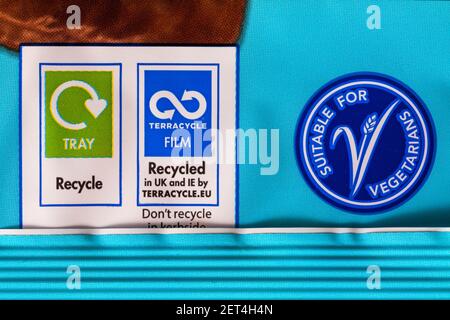 Recycling-Informationen für Terracycle Folie und Tablett & geeignet für Vegetarier Symbole auf Packung McVities Bunny Eier-Plörers Schokoladenkuchen Balken Stockfoto