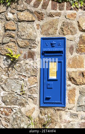 Seit 1980 sind Briefkästen in Guernsey blau gestrichen - diese befindet sich in der Nähe von Moulin Huet, Guernsey, Channel Islands UK Stockfoto