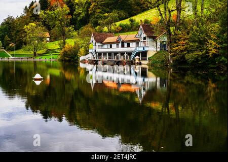 Altes historisches Holz-Kurhaus Mannenweiher am Seeufer im Herbst, Sankt Gallen, Schweiz, (1900, Jugendstil architektonisch, ornamental und dekorativ Stockfoto