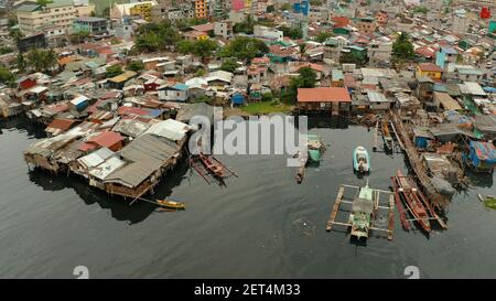 Slum in Manila, Philippinen, Ansicht von oben. viel Müll im Wasser. Stockfoto