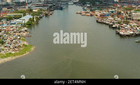 Slum in Manila, Philippinen, Ansicht von oben. viel Müll im Wasser. Stockfoto