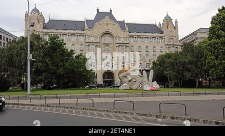 Budapest, Ungarn - 13. Juli 2015: Four Seasons Hotel Gresham Palace und Contemporarry Art Installation in Budapest, Ungarn. Stockfoto