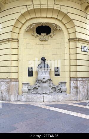 Budapest, Ungarn - 13. Juli 2015: Büste von Franz Liszt berühmten Komponisten an der Ecke der Zrinyi und Nador Straßen in Budapest, Ungarn. Stockfoto