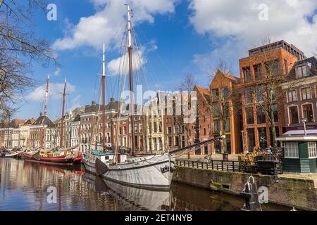 Historische Schiffe und Lagerhallen am Kanal in Groningen, Niederlande Stockfoto