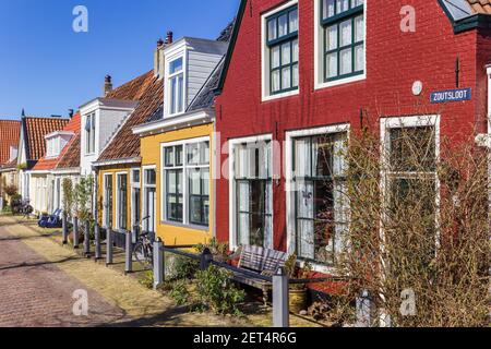 Bunte Fassaden alter Häuser in Harlingen, Niederlande Stockfoto