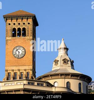 Der Old Tacoma City Hall Tower und die Kuppel des Northern Pacific Building in Tacoma, WA Stockfoto