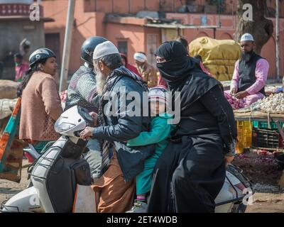 Jaipur, Indien. 09-05-2018. Familie ridding in einem Motorrad auf dem lokalen Markt im Zentrum von Jaipur. Stockfoto