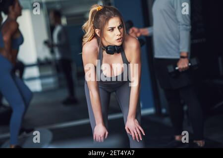 Erwachsene Frau trainieren in einem Fitnessstudio Stockfoto