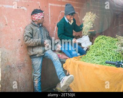 Jaipur, Indien. 09-05-2018. Zwei Jugendliche arbeiten auf dem lokalen Markt von Jaipur Verkauf von Gemüse. Stockfoto