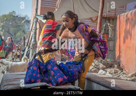 Jaipur, Indien. 09-05-2018. Mädchen Jugendliche hilft ihrer Mutter, verschiedene Produkte auf dem lokalen Markt zu verkaufen. Stockfoto